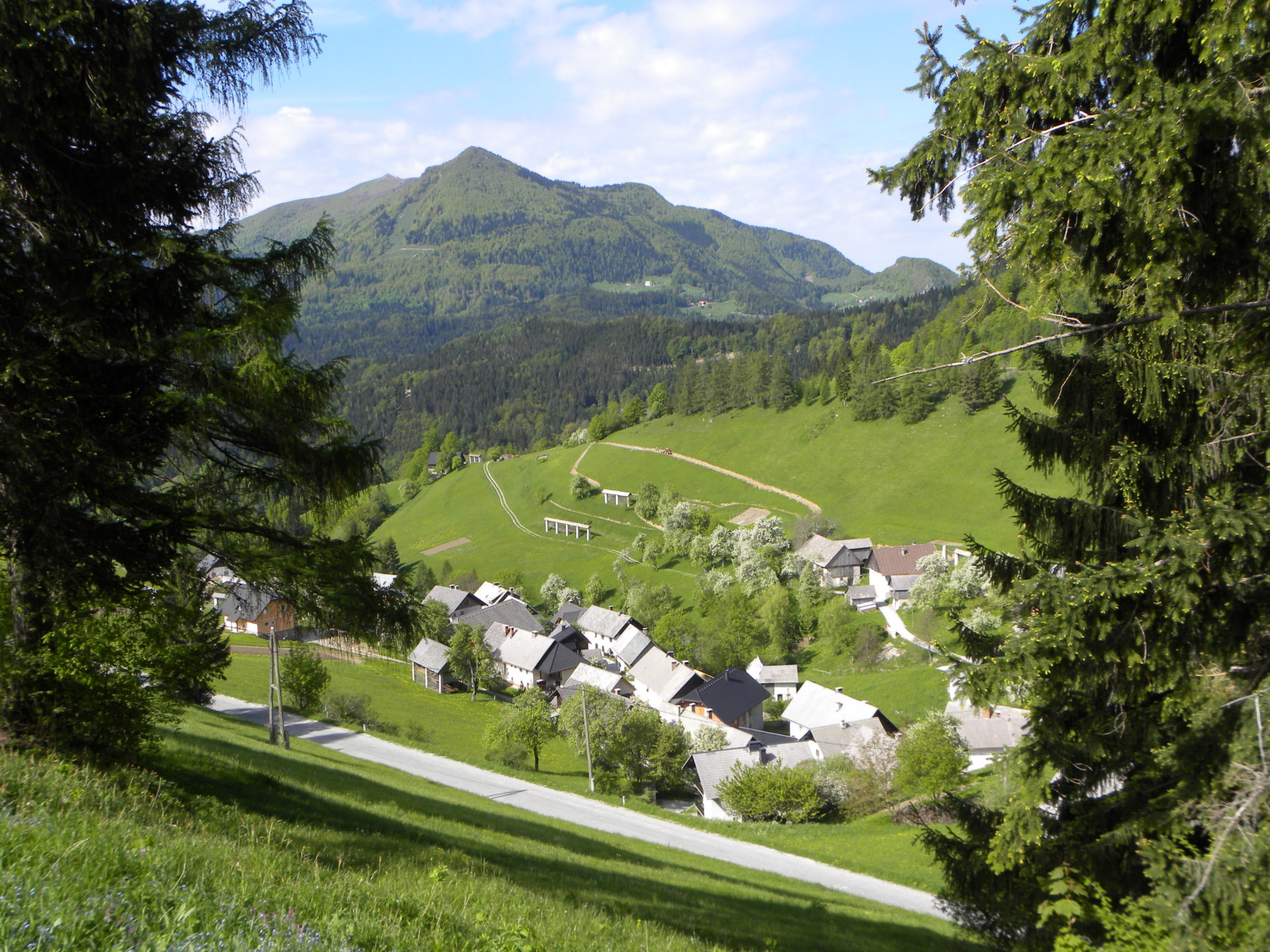 V ozadju sta Hoč in Porezen